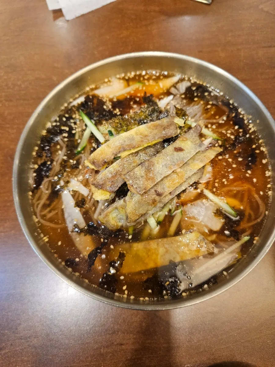 동치미 육수에 육전을 올린 육전물막국수