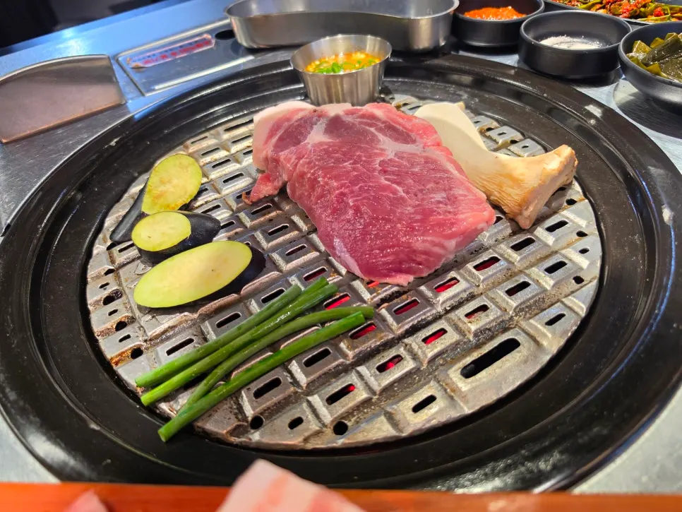 은평구 삼겹살집 육쯥 방문 장면