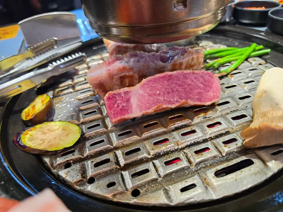 야외 느낌 나는 육쯥 매장 분위기
