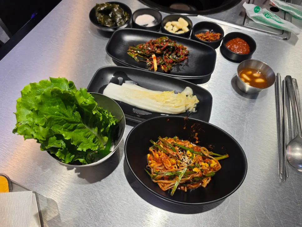 육쯥 테이블 세팅과 메뉴 구성