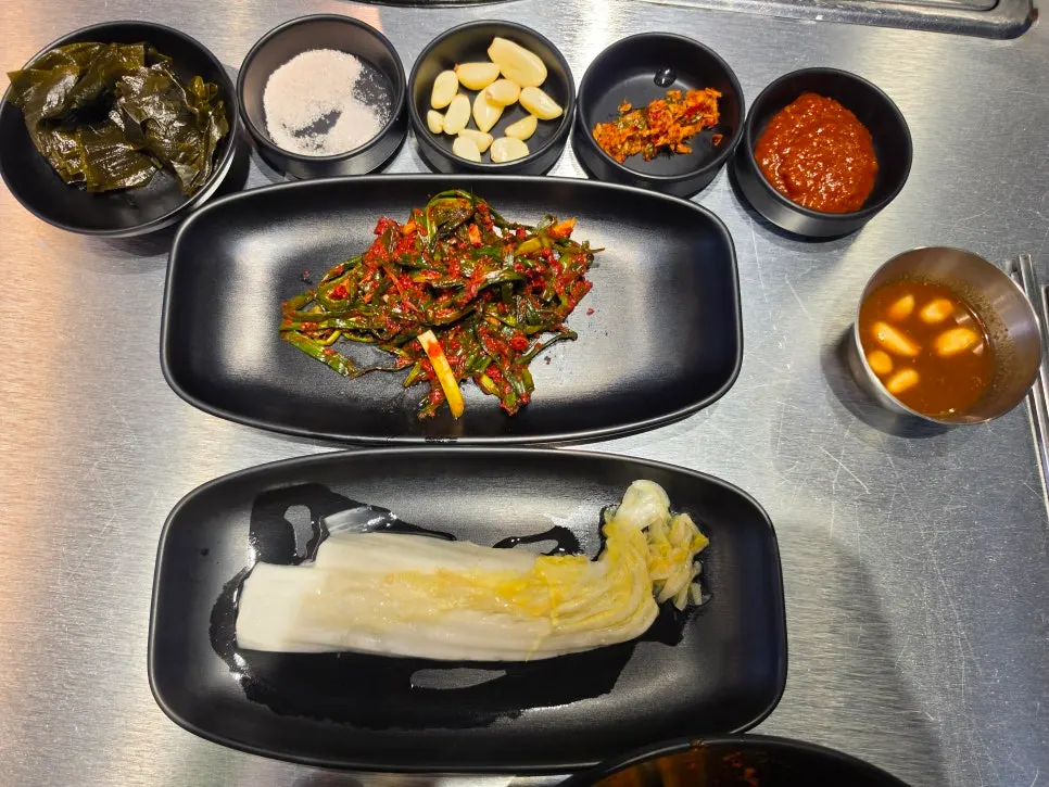 정갈하게 나온 육쯥 밑반찬