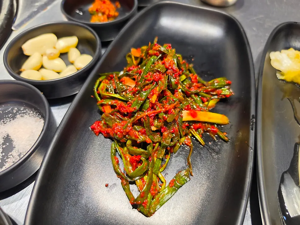 리필 가능한 밑반찬 접시들