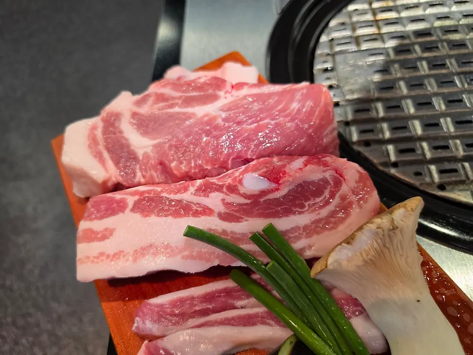 콩나물 파채 무침과 백김치, 멜젓 소스 세팅