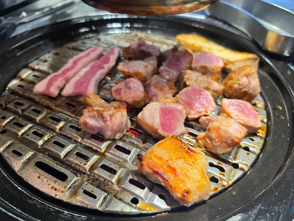 불판에서 익어가는 두툼한 목살