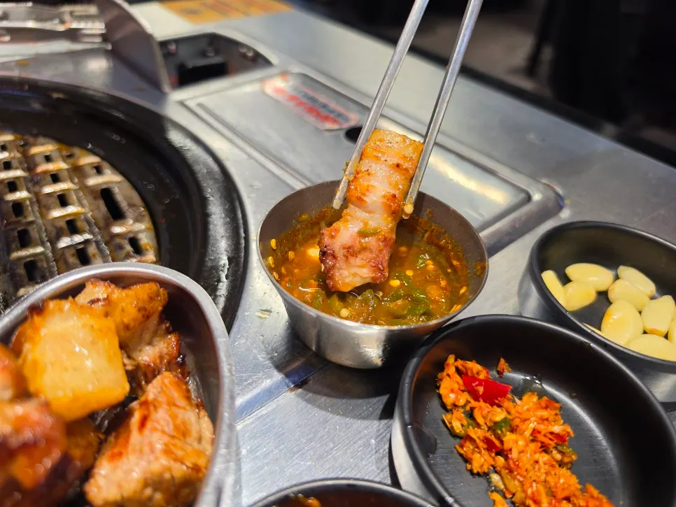 백김치와 함께 먹는 삼겹살