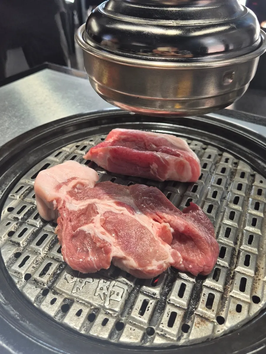 세팅이 끝난 육쯥 불판과 테이블