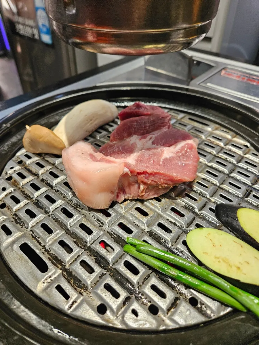 불판에 올라간 두툼한 고기