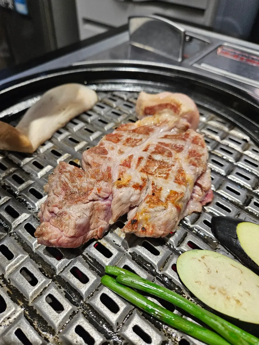 직원이 구워주는 불판 위 목살