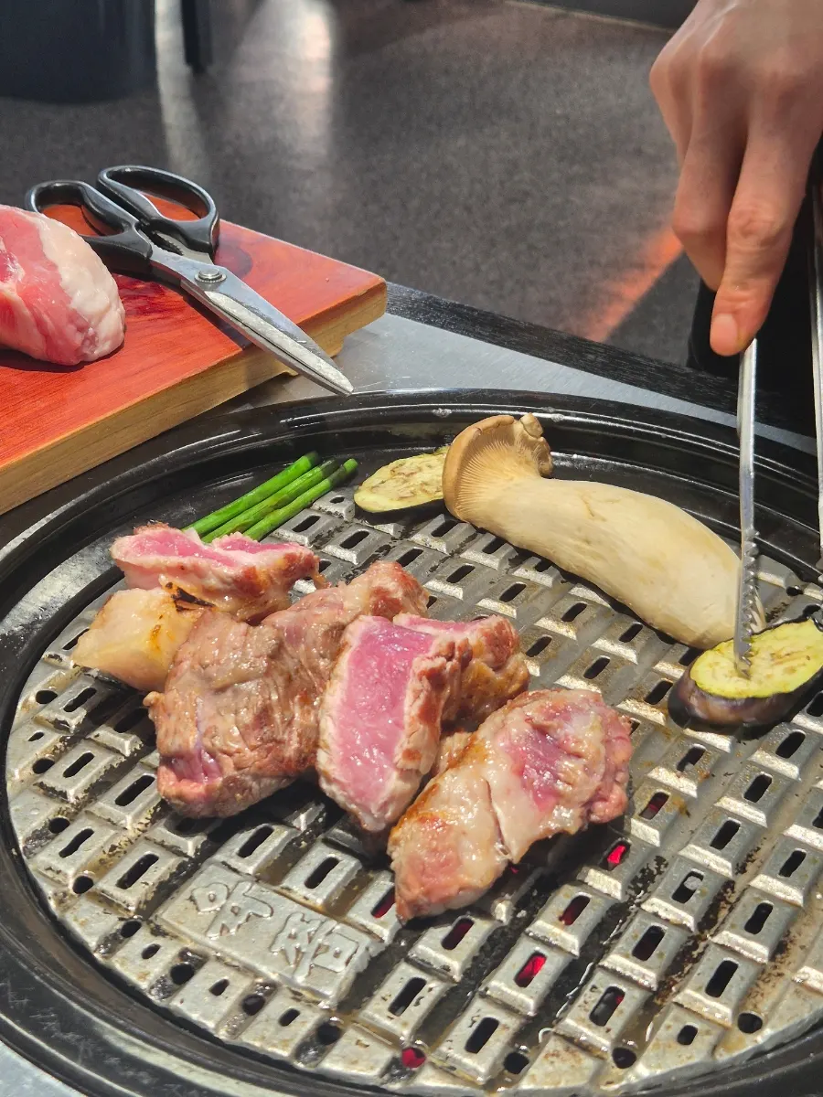 소금에 찍어 먹는 목살 한 점