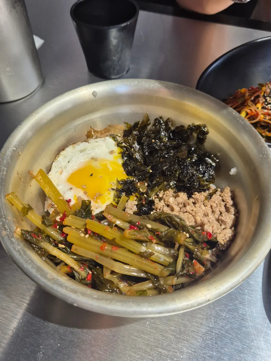 식사 메뉴로 주문한 열무비빔밥