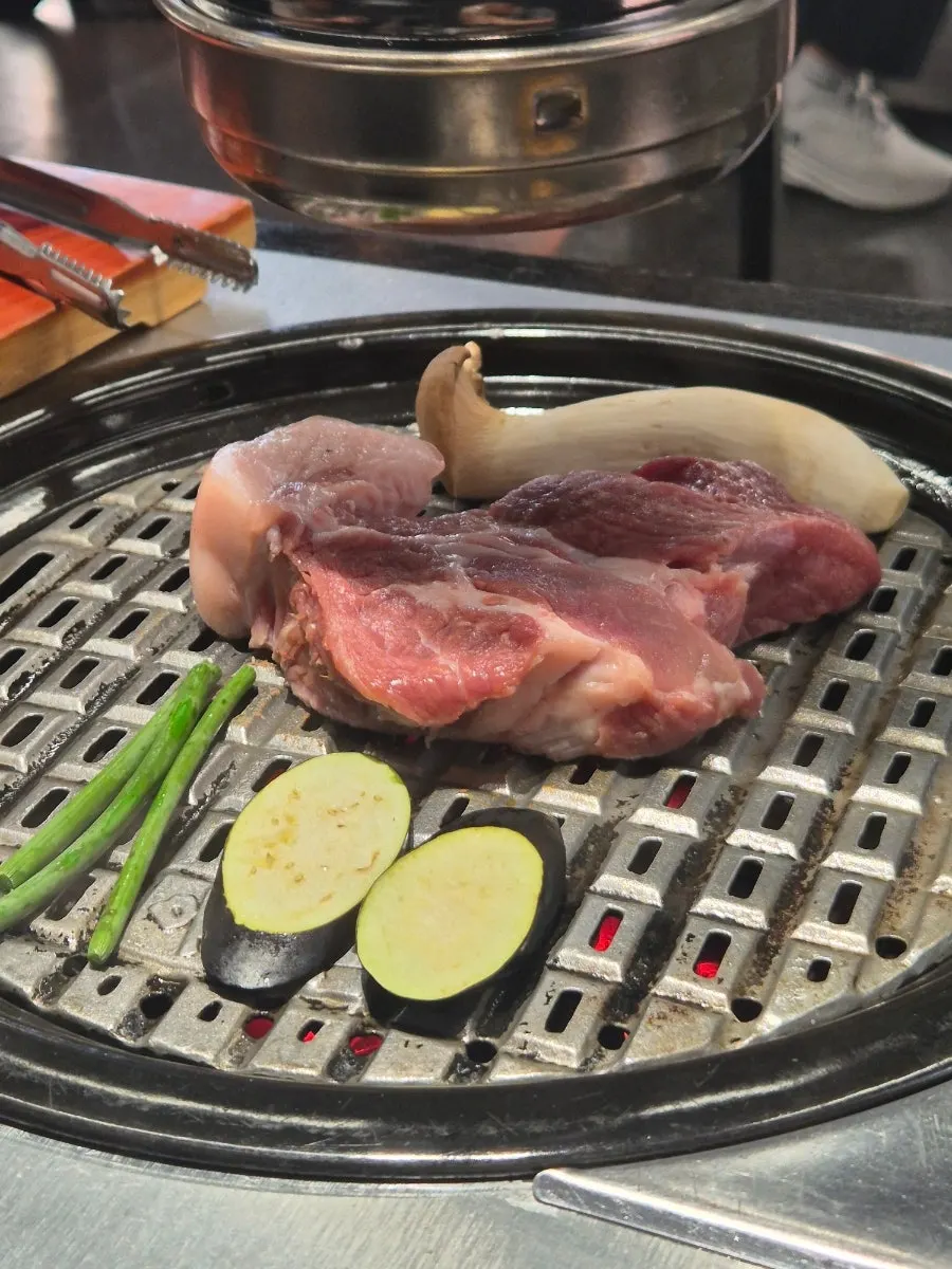 고기와 식사 메뉴가 함께 차려진 테이블