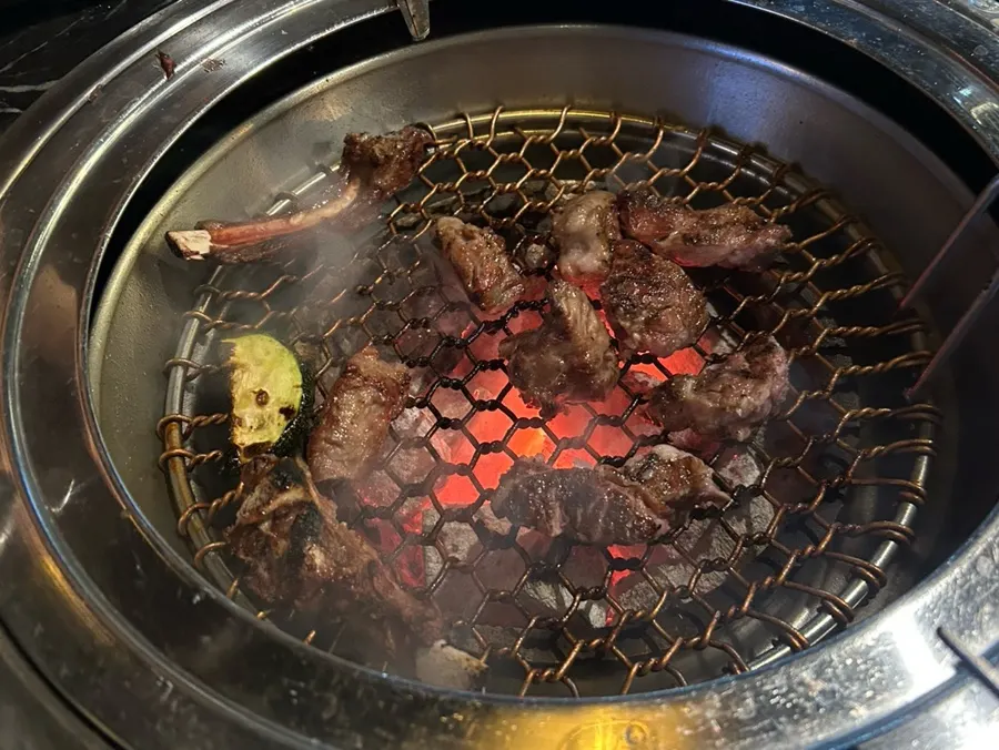 Iga kambing yang dibakar di atas pinggan panggang
