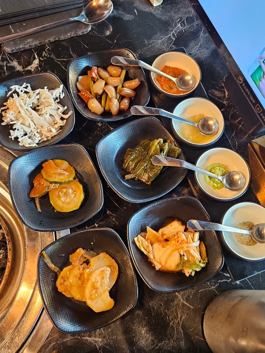 육랩 메뉴판의 2인 갈비세트 구성