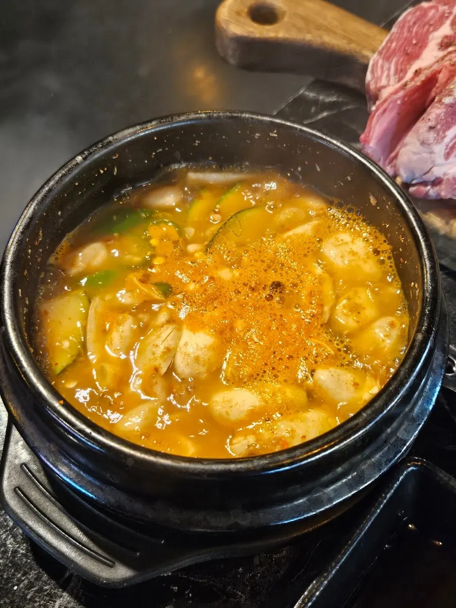 기본 밑반찬 여섯 가지와 고기 소스