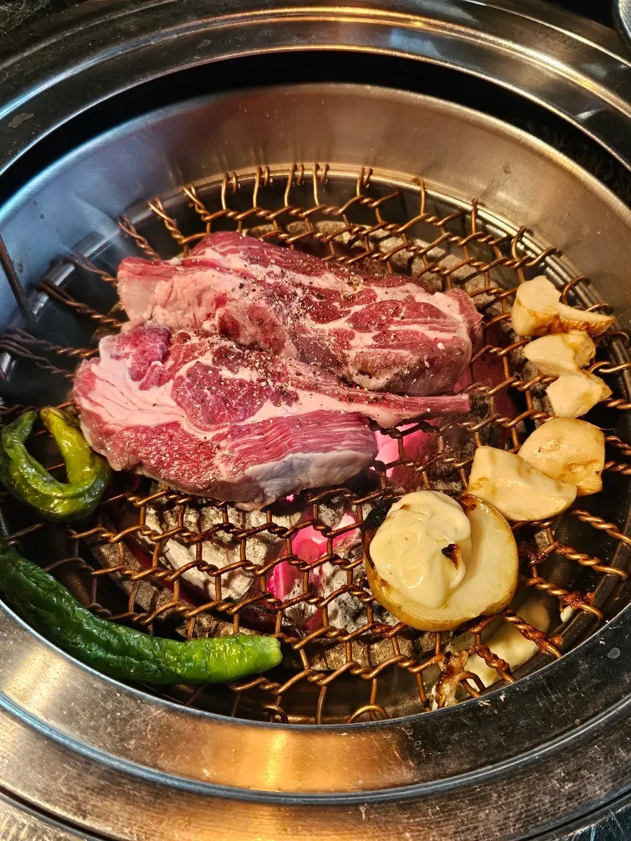 소스 없이 집어 든 진갈비살 한 점
