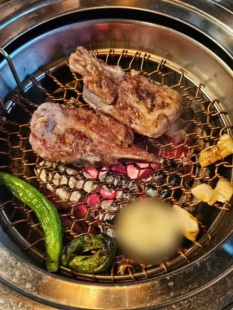 숯불에 굽는 어린 램 양갈비살
