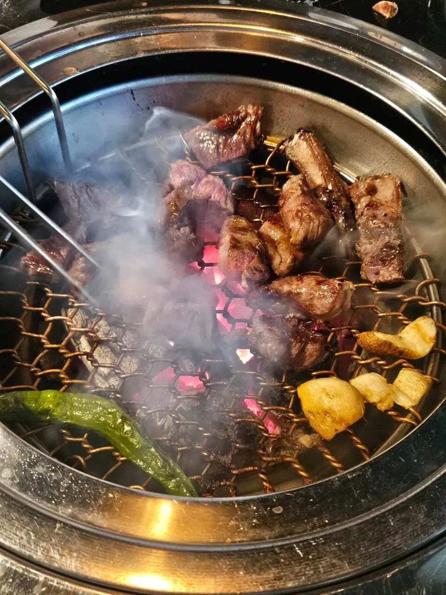 쯔란과 곁들임 꽈리고추에 곁들인 양갈비