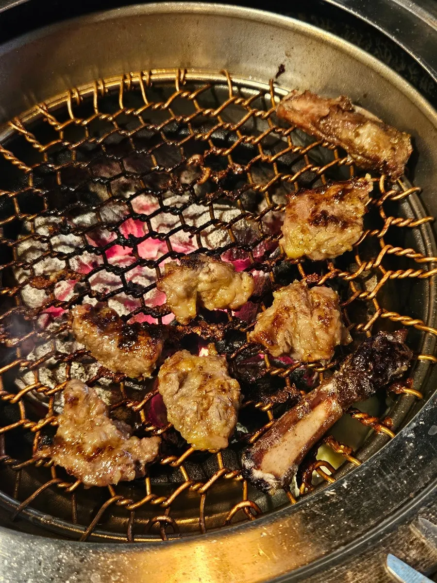마늘 양념이 붙은 양념갈비