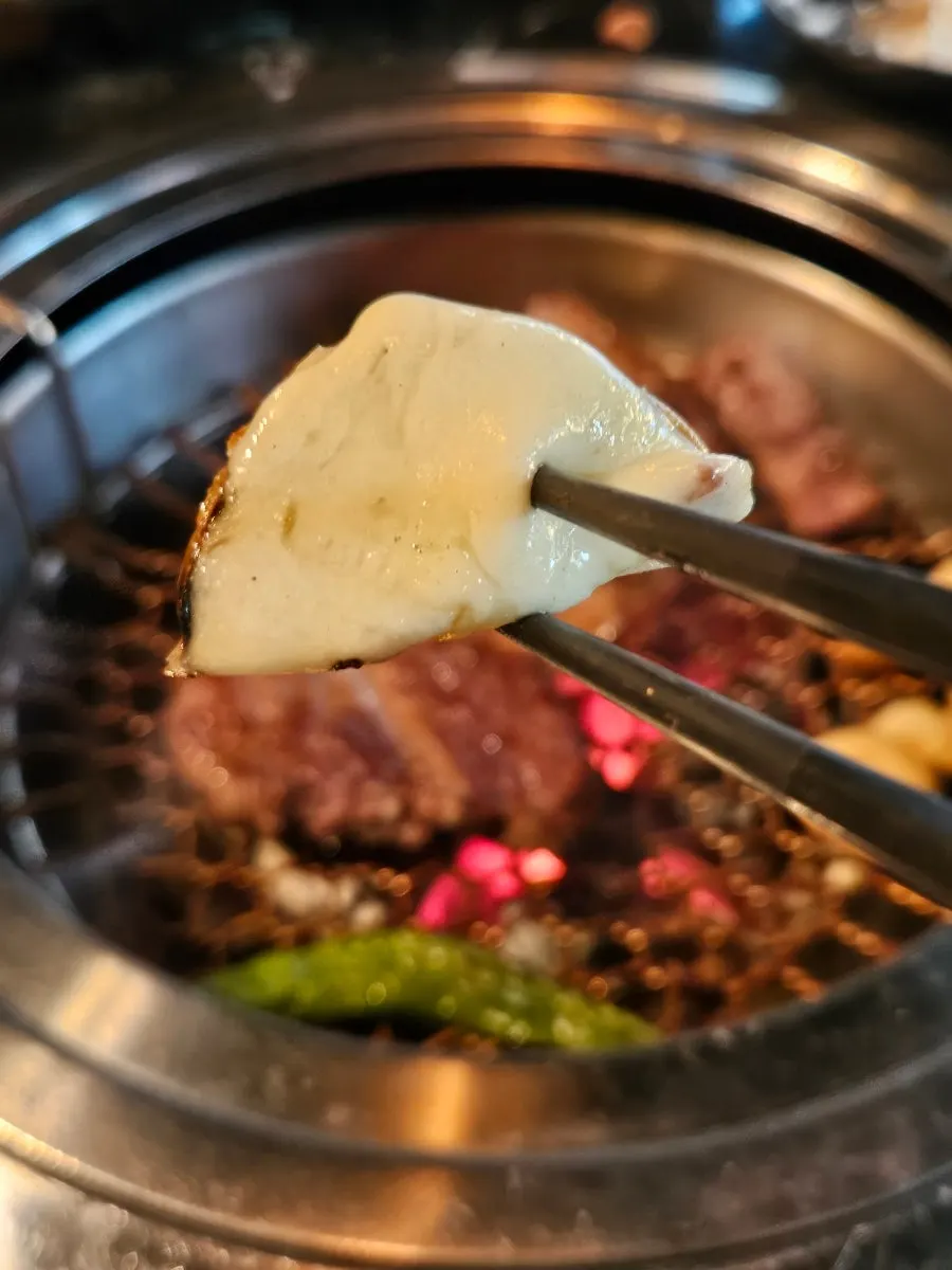 채소와 치즈를 함께 구운 불판