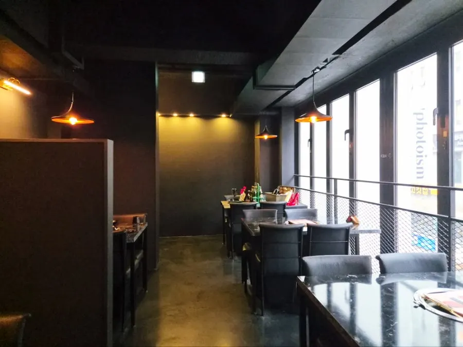 Room seating at Yukrab Jongno for group use