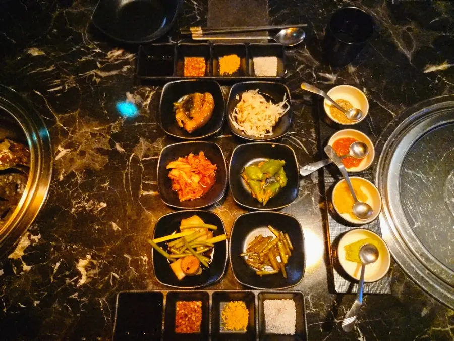 Side dishes and sauces served with jingalbisal
