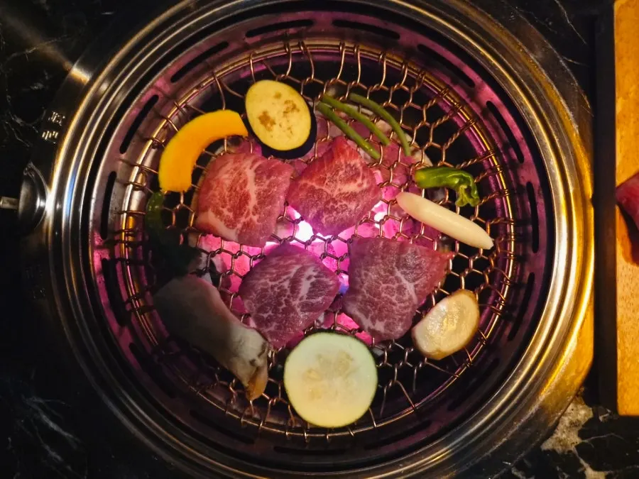 Jingalbisal placed on the charcoal grill plate