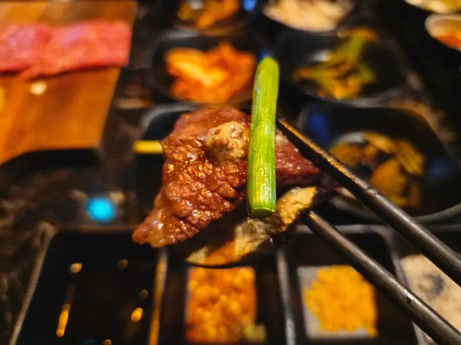Jingalbisal dipped in sauce