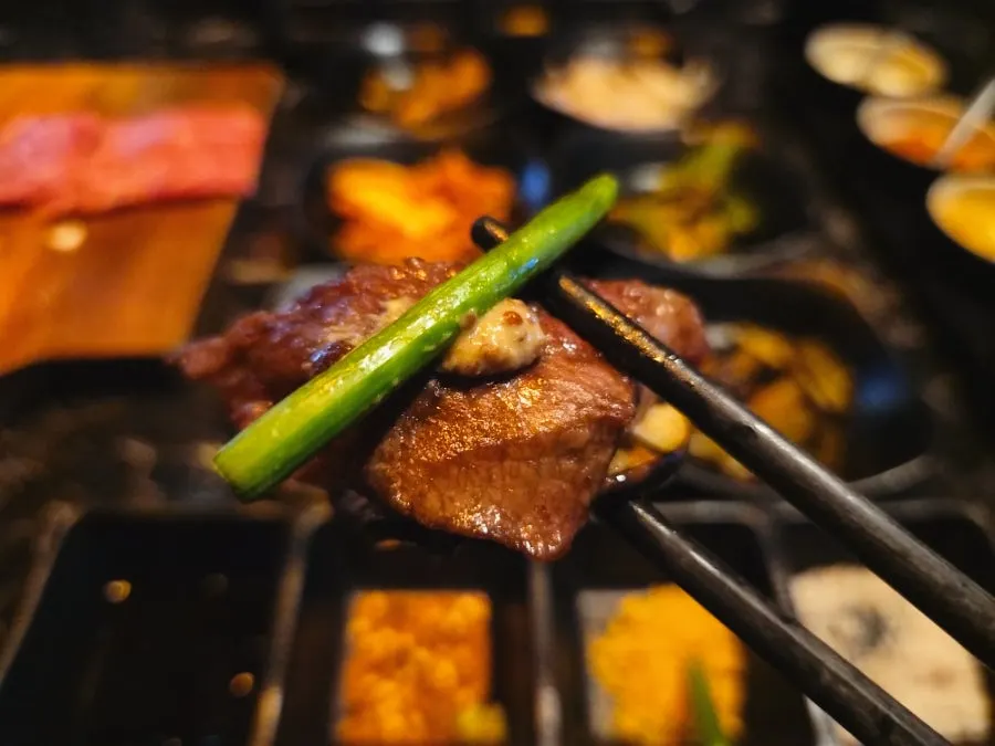 Plate of grilled jingalbisal with side dishes