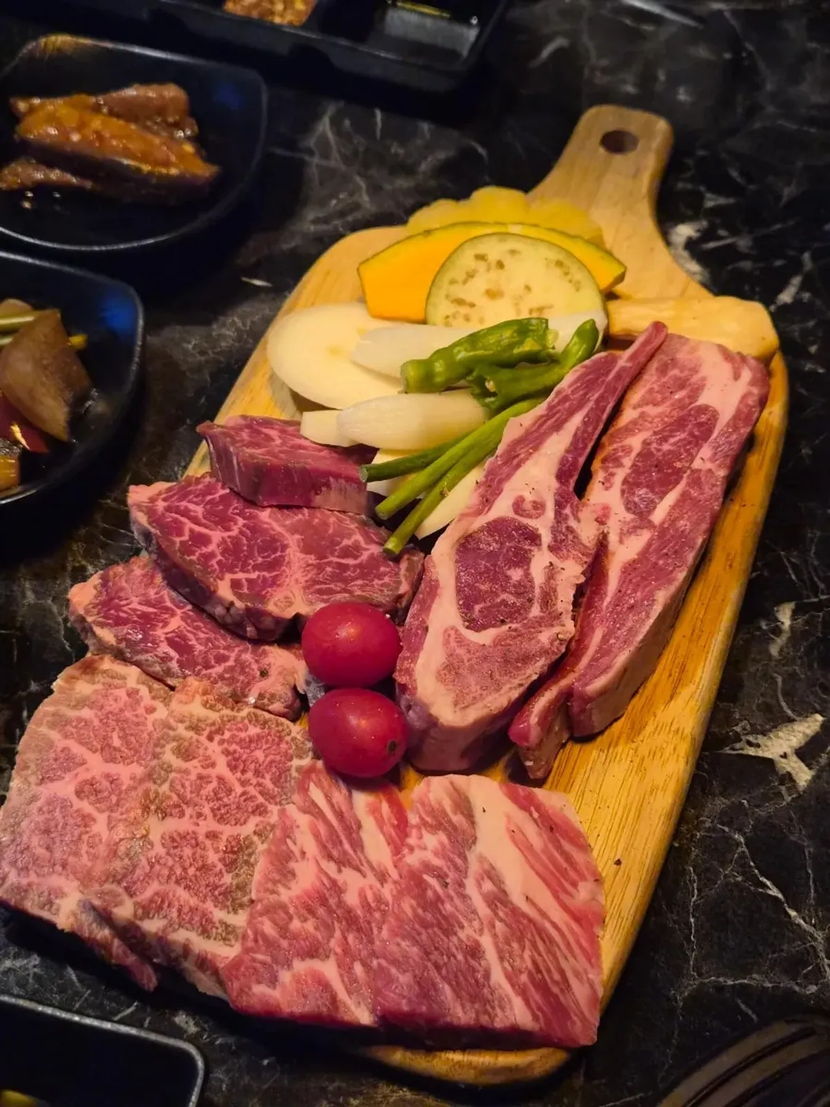 ユクラプ鍾路店の炭火で焼いた牛肉のクローズアップ