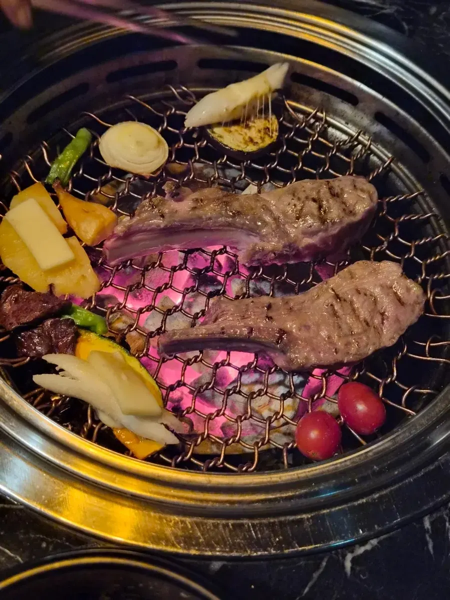 ユクラプ鍾路店の肉の盛り付けビジュアル