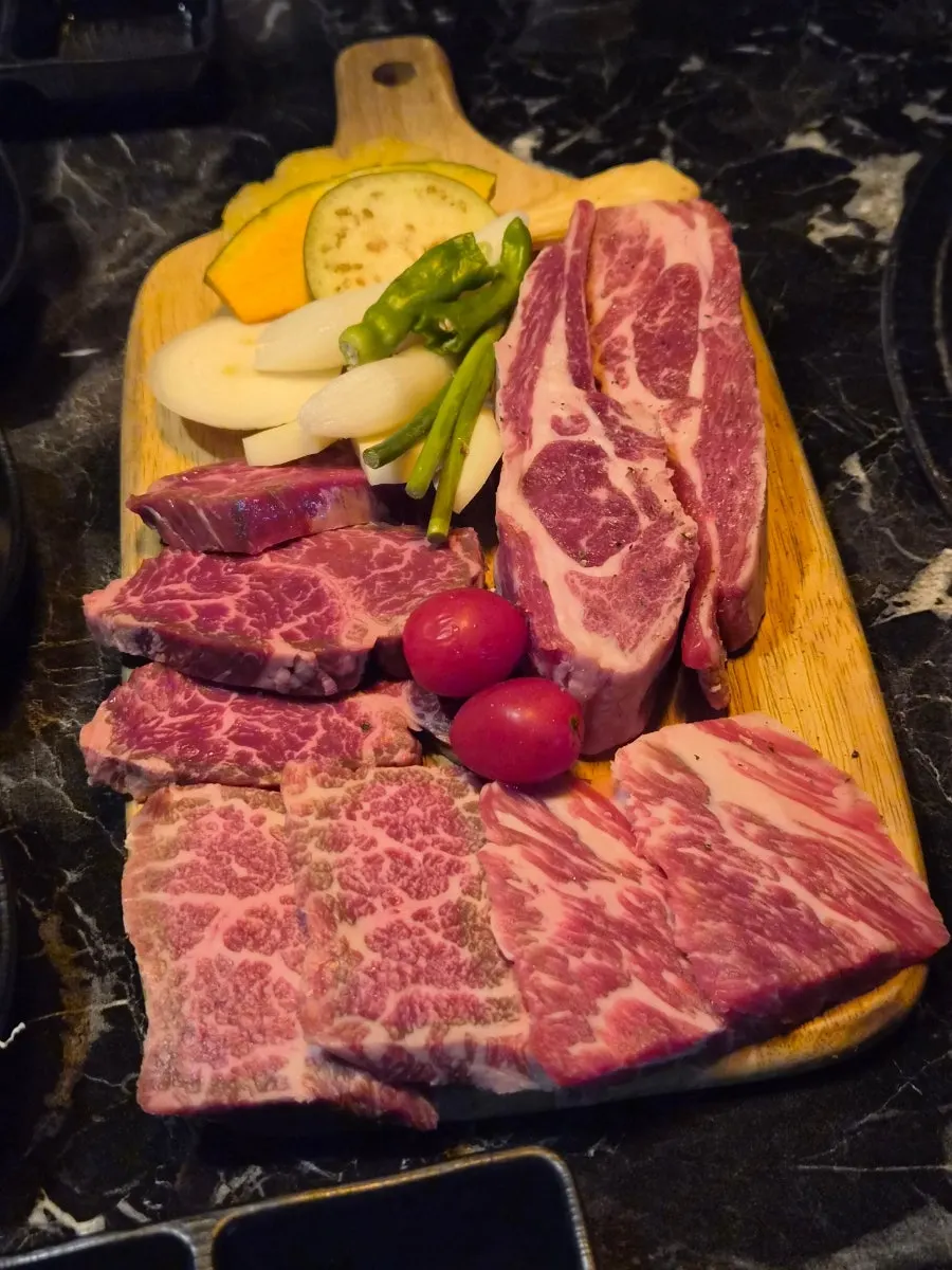 ミョンイナムルや玉ねぎ酢漬けなどの副菜