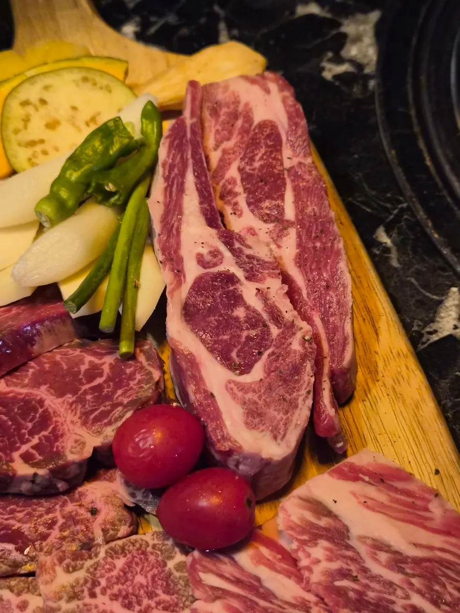 キノコと野菜が一緒に出てきた肉の皿