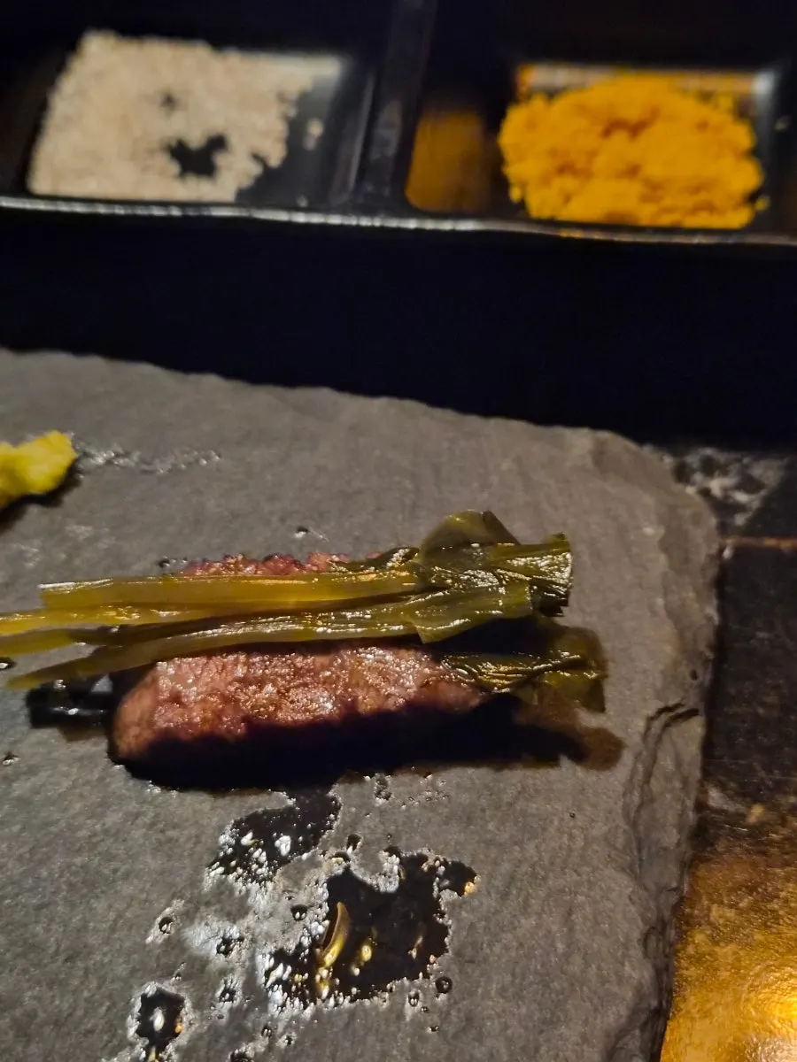 ミョンイナムルに包んで食べる牛肉