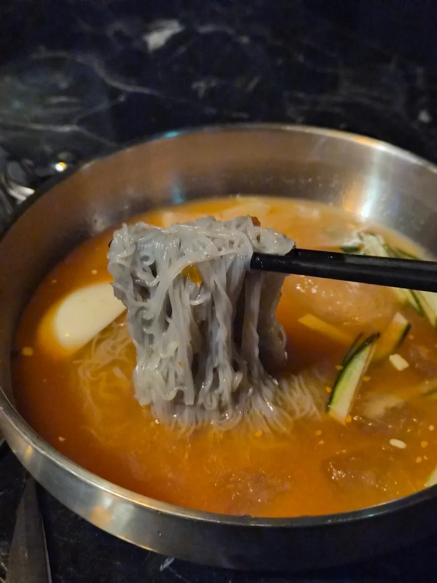 麺を持ち上げたさっぱり冷たい物冷麺