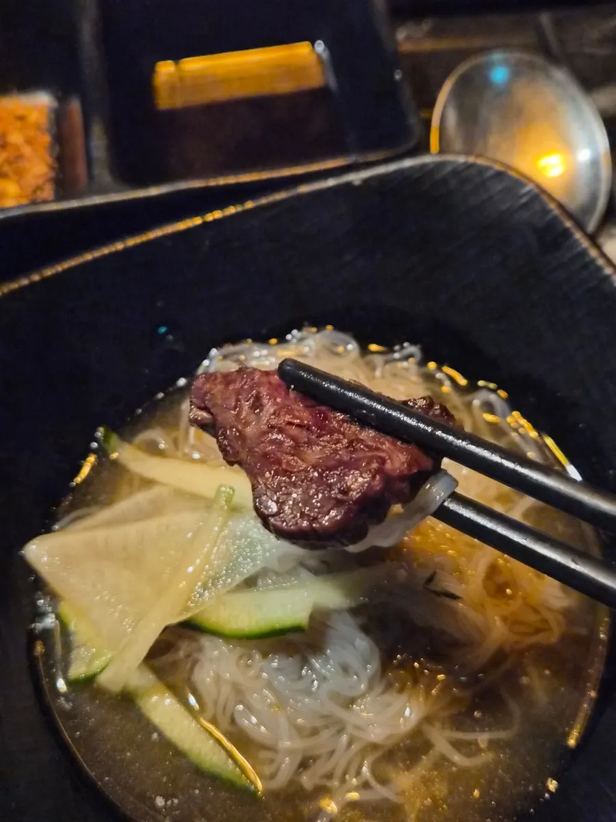 鉄板いっぱいのお肉と冷麺