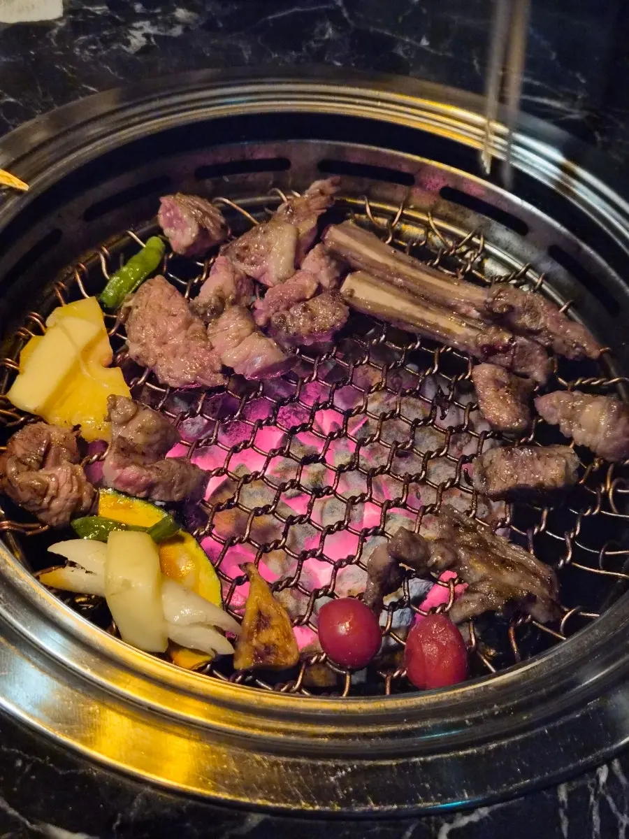 焼いて食べるチーズと一緒に楽しむ肉のセット