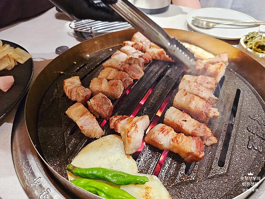 Table setting with freshly made sotbap and pork belly