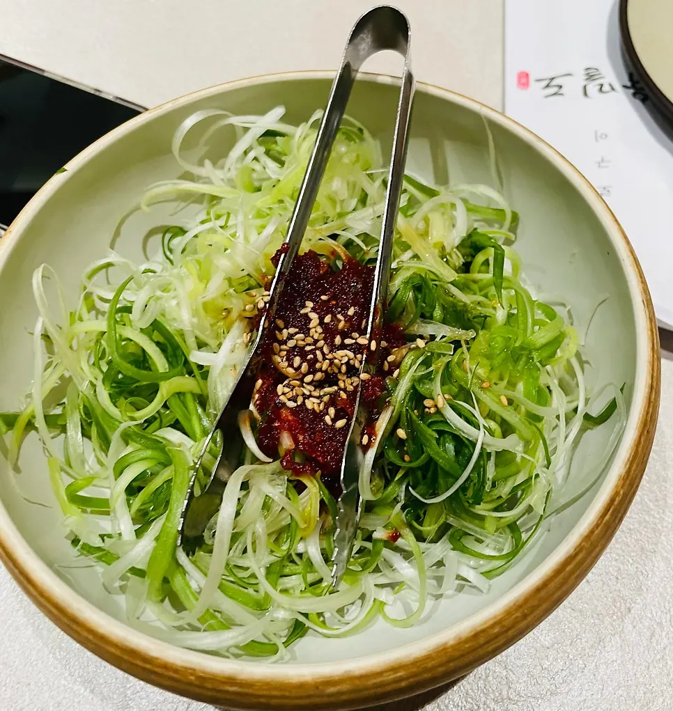 싱싱한 쌈채소와 마늘, 땡초 접시