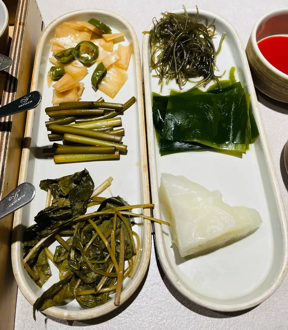 고기 찍어 먹을 각종 소스와 장아찌