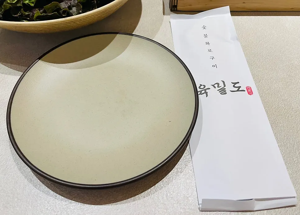기본찬이 깔린 테이블 전체 모습