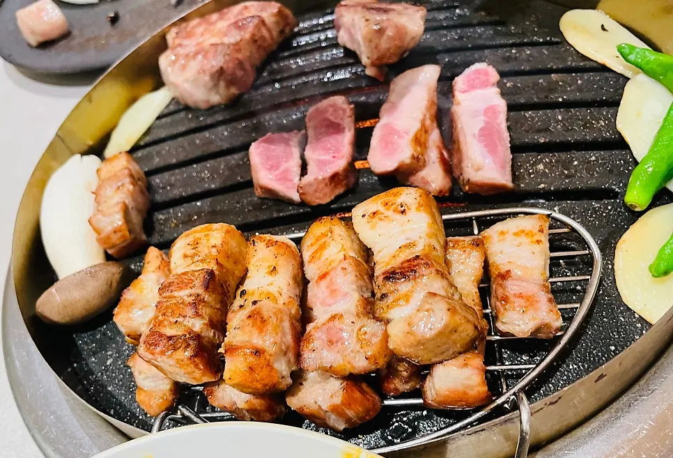 숯불 화로에 올려진 고기와 백김치