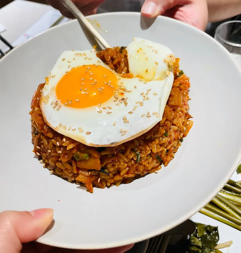 계란을 올린 육밀도 김치볶음밥
