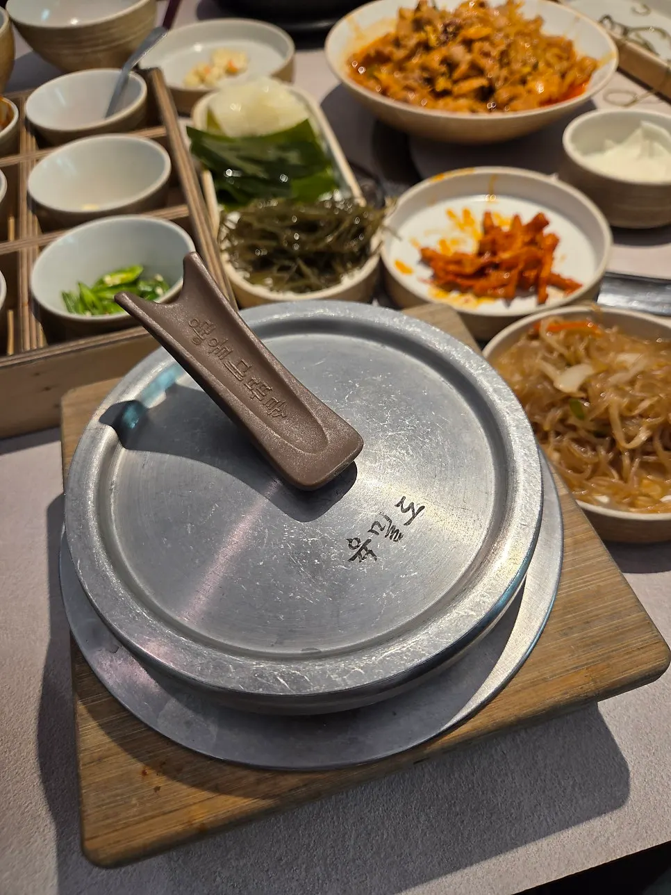 Pouring water into individual sotbap to make nurungji
