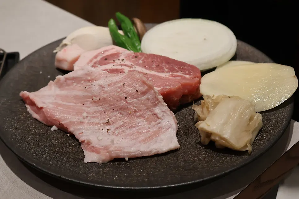 시즈닝이 가득 깔린 삼겹살 테이블 세팅