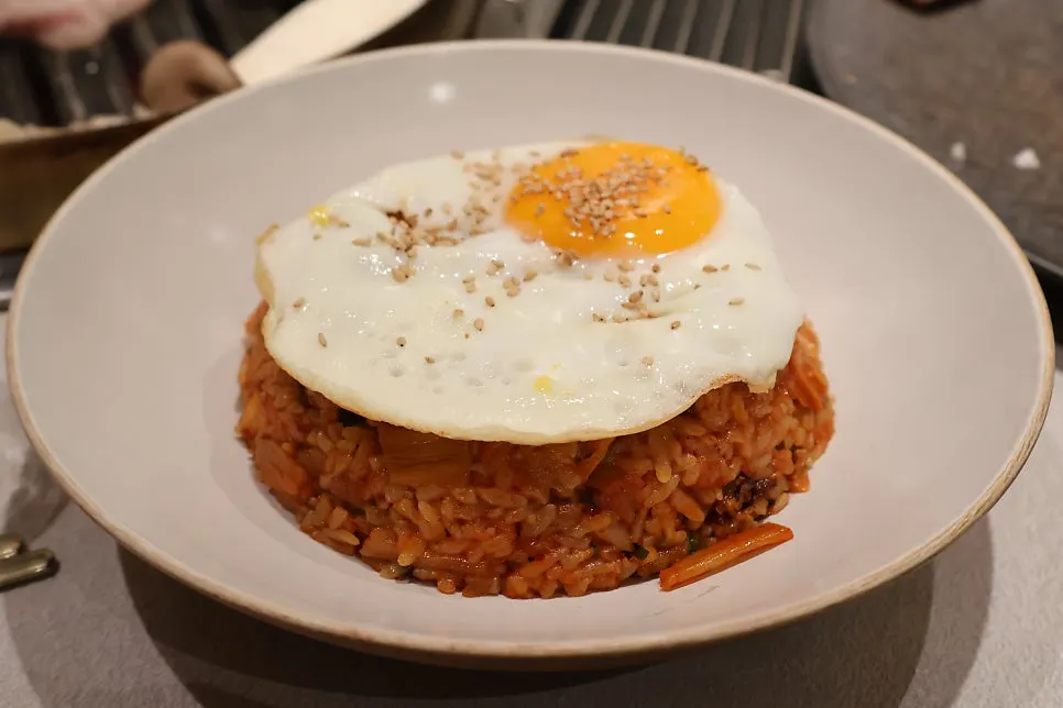 직원이 불판에 구워주는 항정살과 삼겹살