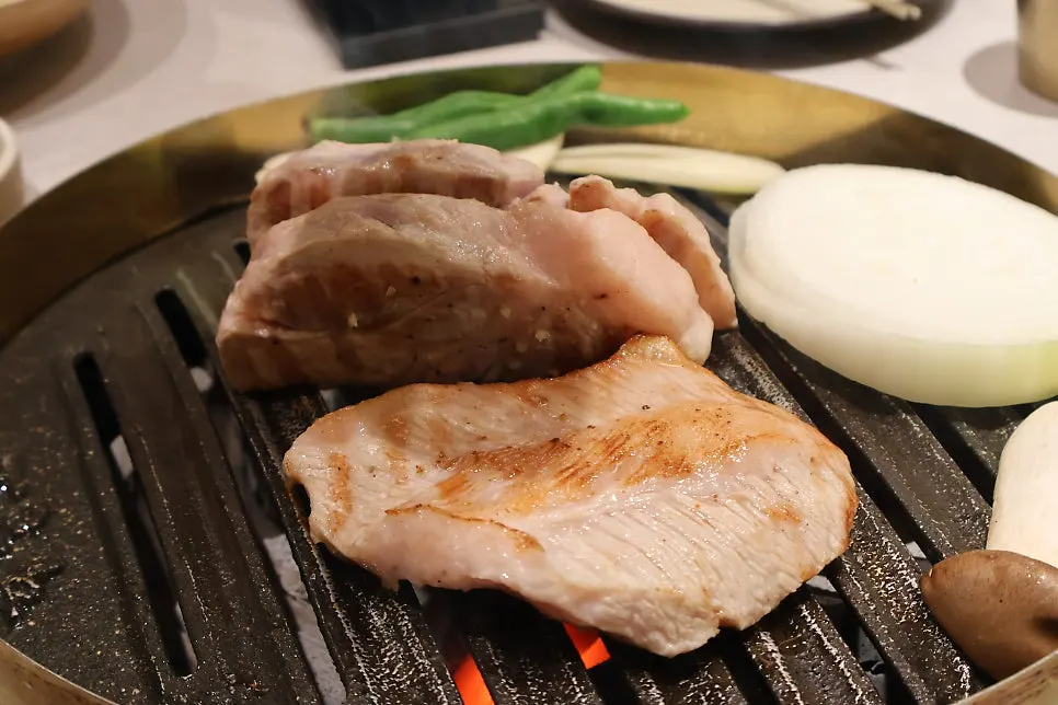 고기와 함께 즐기는 김치볶음밥 한 접시
