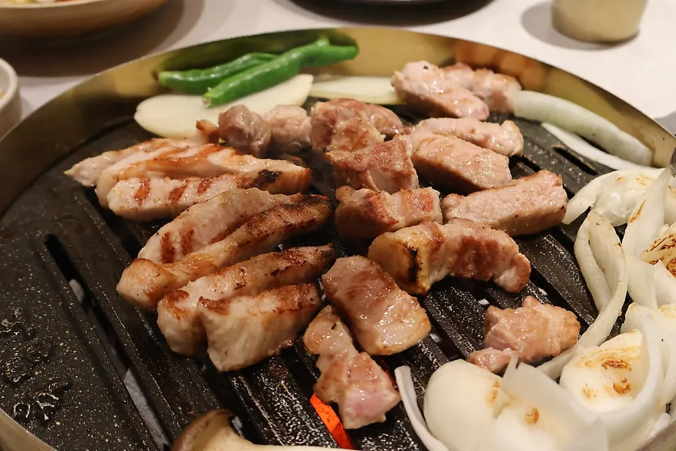 미니판에 올려진 구워진 삼겹살