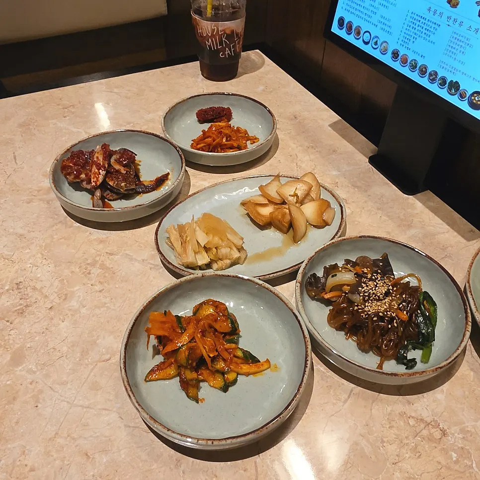 Basic side dishes served alongside the meat