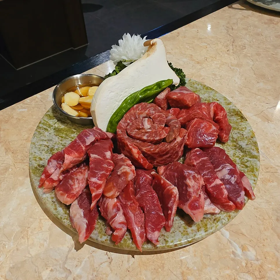 Raw meat plating for the Seolhwa Flower Galbi set