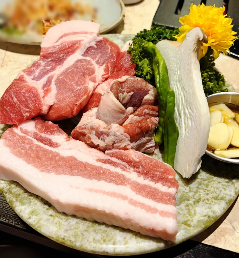 Vertical photo of the meat spread at Yukmong Bangi